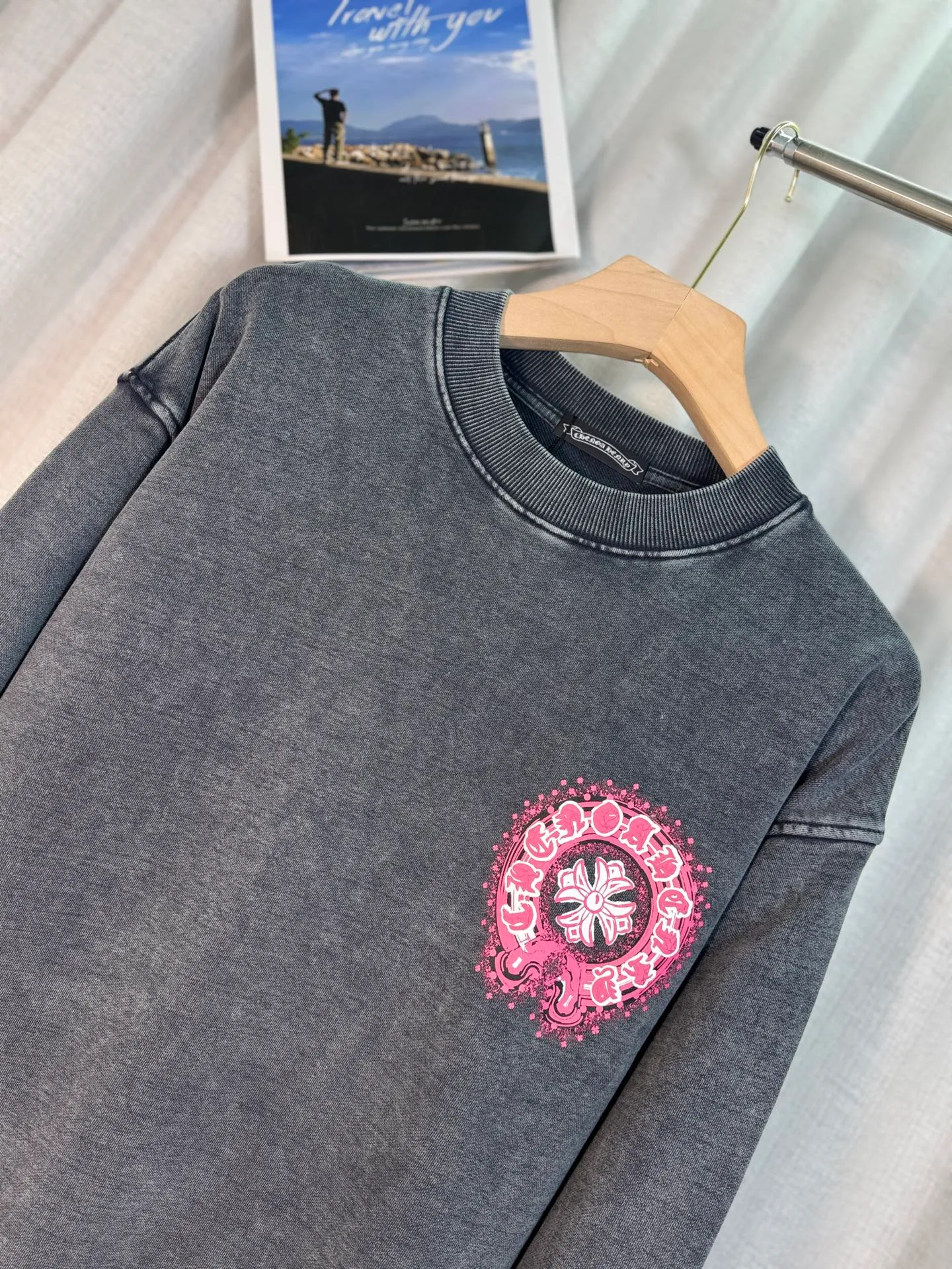P260 top version, real shot without P, ​​different from market currency) 𝗖𝗵𝗿𝗼𝗺𝗲 𝗛𝗲𝗮𝗿𝘁𝘀/Croxin 2025 3D three-dimensional autumn and winter new original single counter American laser burnt 3D offset printing couple casual sweatshirt 👑The highest version! Customized fabric 430g tripe terry fabric! American acid washed distressed original denim with burnt flowers ✟appliqué embroidery and exquisite embroidery of letters! The best-selling model in the counter, very comfortable to wear. Accessories: original molded and authenticated collar label➕100% silk wash label. Genuine purchase-grade original hangtag➕matching hanging rope➕3D hanging beads➕original packaging bag. Craftsmanship: The original version has consistent wiring! The highest version of the armhole matching technique! Color: Gray Black Size: S M L XL Style No.: 9312